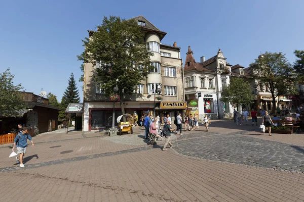 Several people are walking in Zakopane — Stock Photo, Image