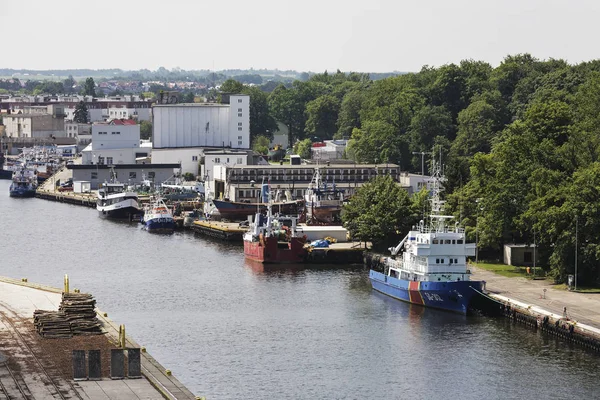 Der Hafenkanal und ein Boot — Stockfoto