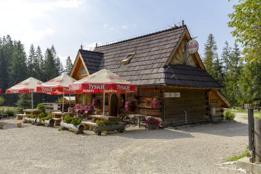 Tablolar ve şemsiye Zakopane bina