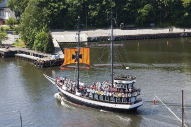 Stilize gemisi liman Kolobrzeg içinde girer.