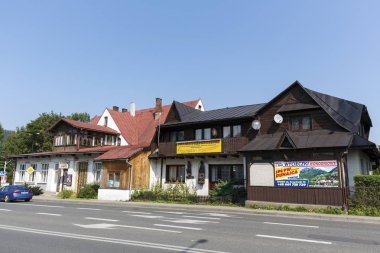 İki bina ile eğimli çatılar