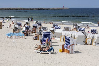 Tatilcilerin Kolobrzeg sahilde vakit