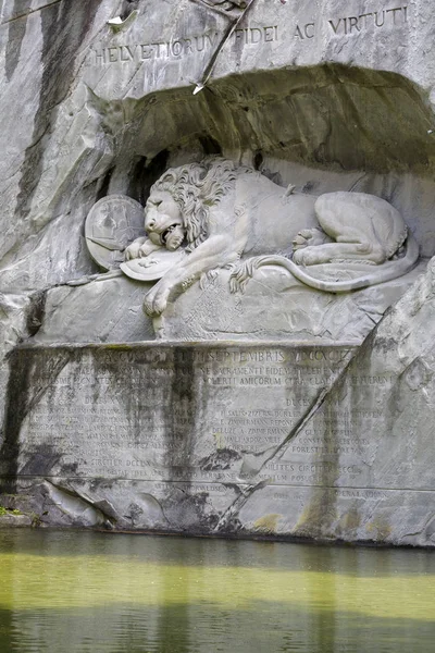 Lion mourant sculpté dans une paroi rocheuse — Photo