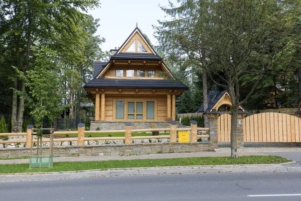 Haus im Stil einer Berghütte gebaut — Stockfoto