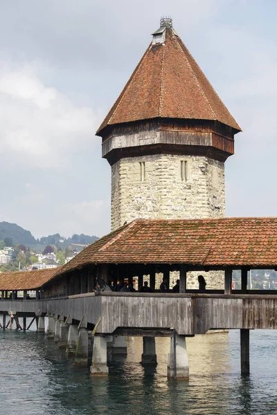 Achthoekige toren achter Kapelbrug — Stockfoto