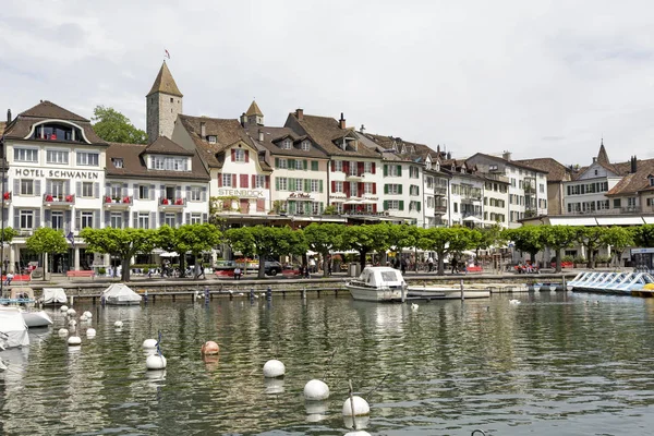 Passeggiata sul lago e vista sugli edifici della città — Foto Stock