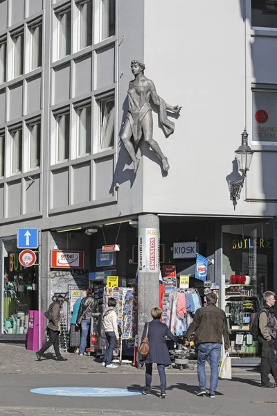 Lucerne ve kadın heykeli sokak görünümü — Stok fotoğraf