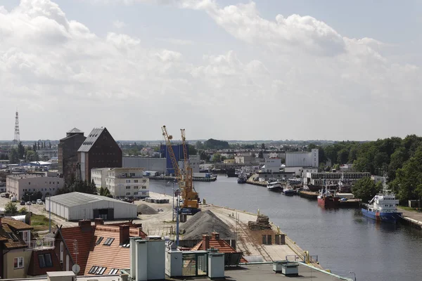 Kanál přístavu a lodě a budovy — Stock fotografie