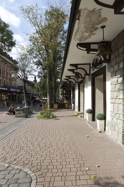 Der Blick entlang der weißen Fassade — Stockfoto