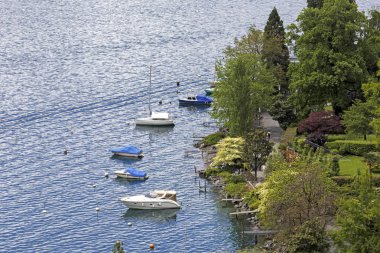 Montreux Sahili boyunca demirleyen tekneleri 