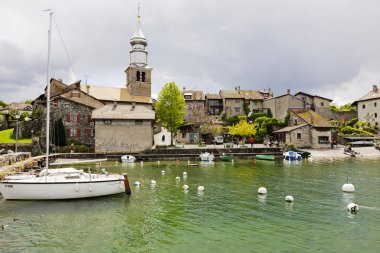 Kilise kulesi Yvoire bir ortaçağ şehir üzerinde