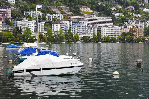Barcos atracados nas águas do Lago de Genebra — Fotografia de Stock