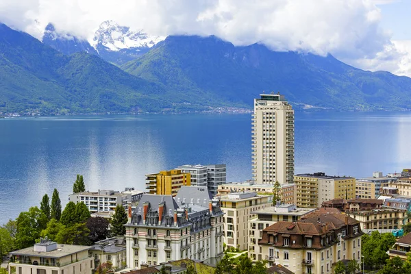 Paysage urbain de Montreux au bord du lac — Photo