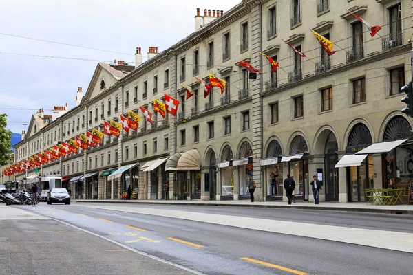 Facciata anteriore con bandiere — Foto Stock