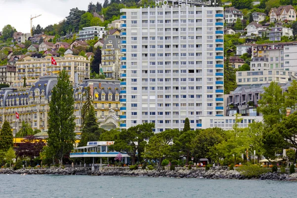 High building on the shore of the lake — Stock Photo, Image