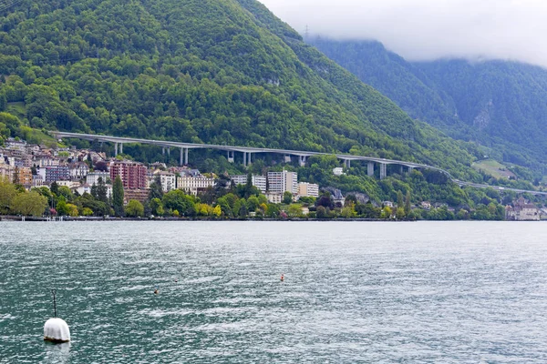 Autostrady na wybrzeżu w mieście Montreux — Zdjęcie stockowe