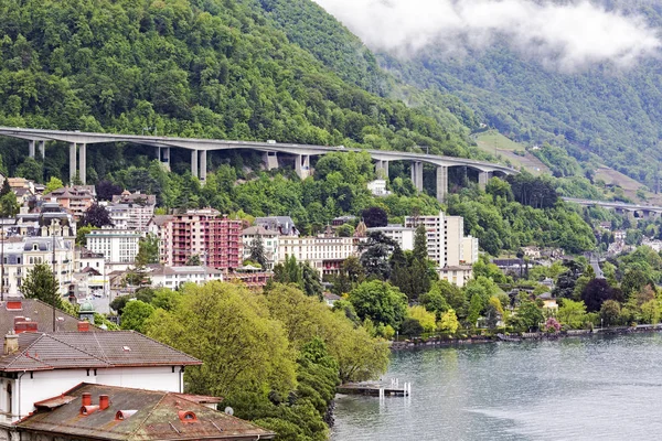 Autobahn an einem Berghang in Montreux — Stockfoto