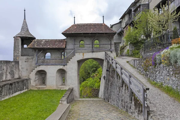 Route mène à travers une porte dans les murs de la ville — Photo