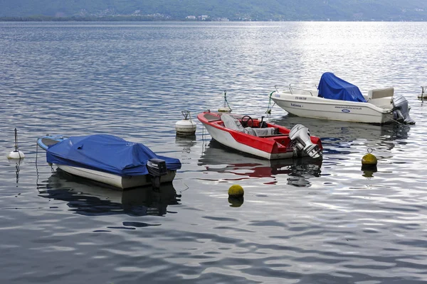 Three boats moored in the waters of Lake Geneva — Stock Photo, Image