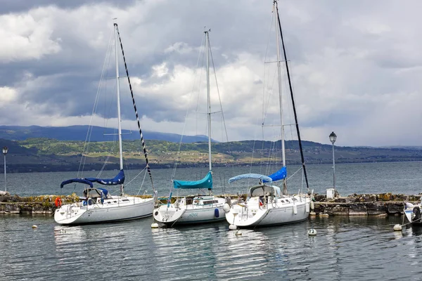 Three sailboats at the port in Yvoire — Stock Photo, Image
