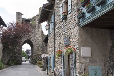 Dar sokakta bir geçitten yol açar.