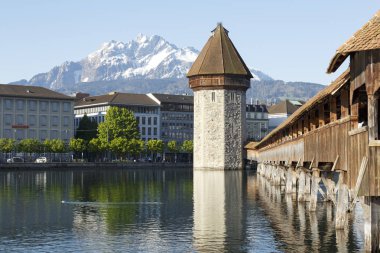 Sekizgen Kulesi ve Roofed Şapel Köprüsü