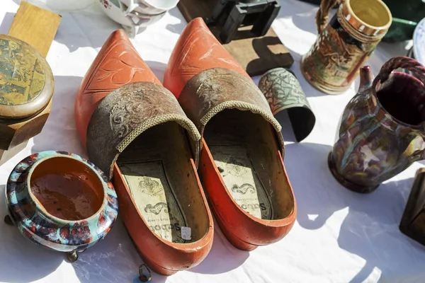 Scarpe in legno in vendita a Nice, Francia — Foto Stock