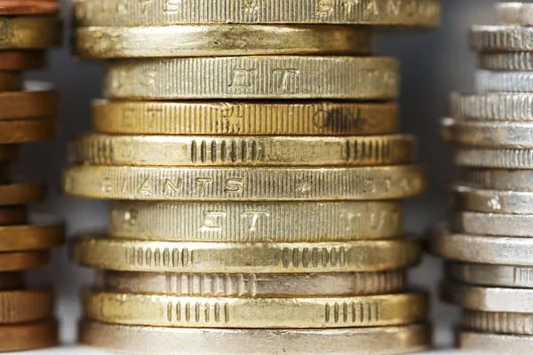 Monedas en color dorado apiladas en una pila —  Fotos de Stock
