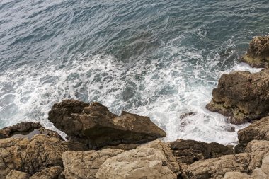 Deniz sahilinde kayalık uçurum