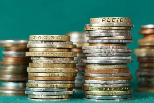 Monedas apiladas en varias pilas — Foto de Stock