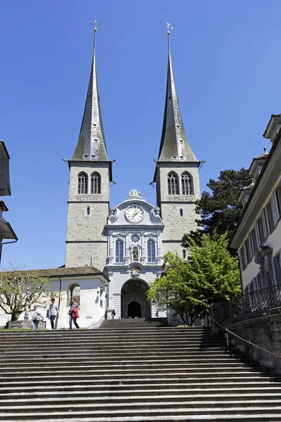Kerk van St. Leodegarius en stappen — Stockfoto