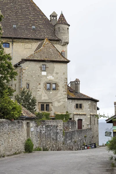 イヴォワール、フランスの湖のほとりに中世の城 — ストック写真