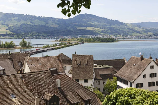 Daken van Rapperswil door het meer van Zürich — Stockfoto