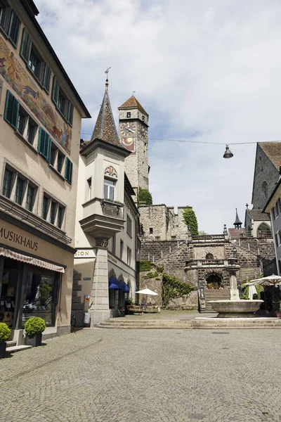 La calle que conduce cuesta arriba a un castillo — Foto de Stock