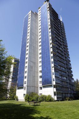 Güneş hücreleri yüksek bir binanın yan duvara