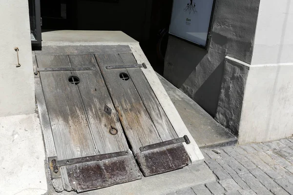 La puerta de la calle, entrada al sótano — Foto editorial de stock