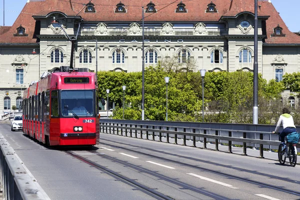De rode tram in Bern — Stockfoto