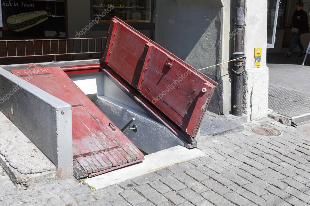 La puerta de la calle, entrada al sótano — Foto editorial de stock
