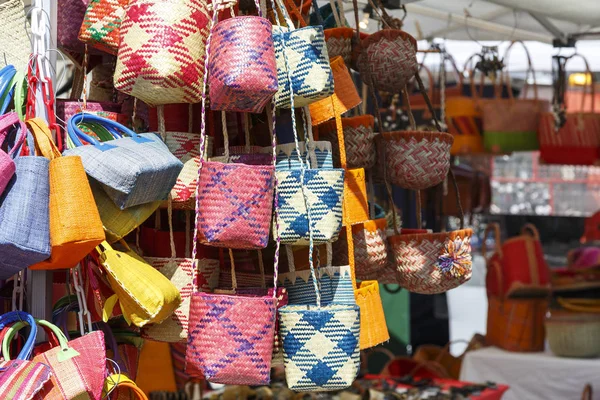 Variedade de sacos em uma banca de mercado — Fotografia de Stock