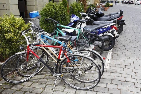 Diverse Fahrräder und Mopeds im Einsatz — Stockfoto