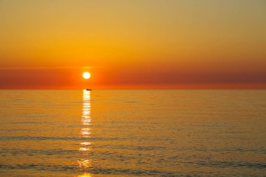 Gün batımı sırasında akşam manzara denizin kenarında