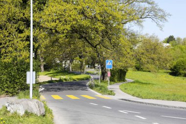 Bir dar ve dolambaçlı yolda yaya geçidi