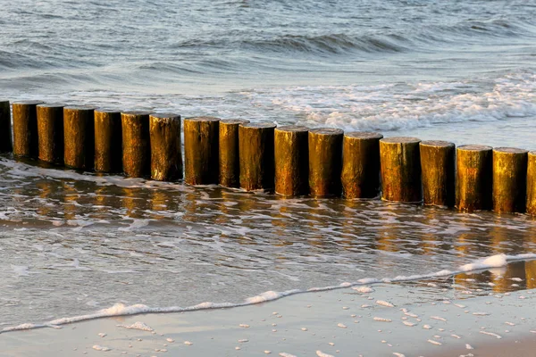 Güneş bir ışık ahşap dalgakıranlar