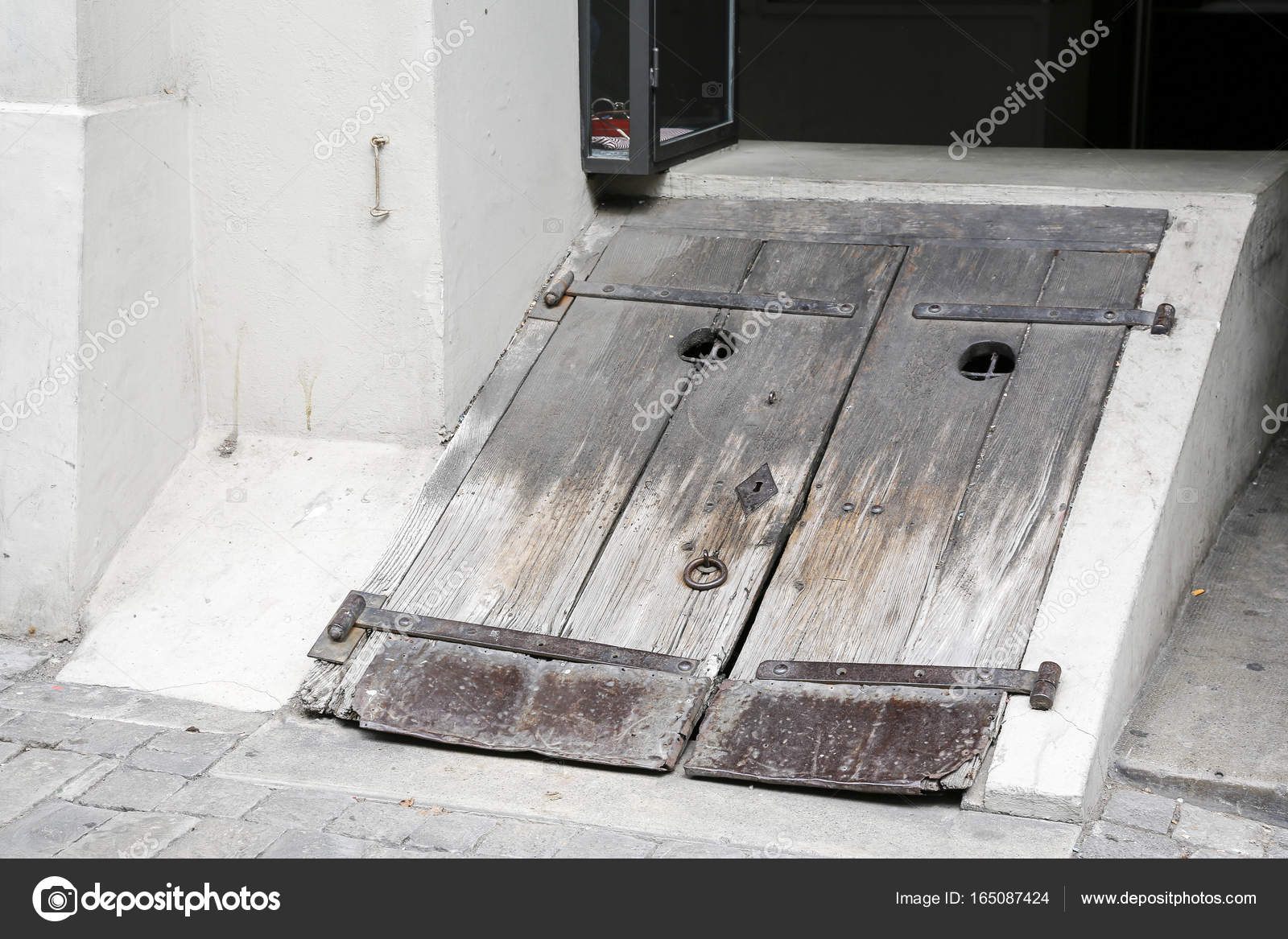 La entrada al sótano está cerrada — Foto editorial de stock © marek_usz