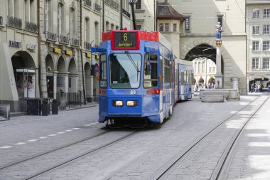 Bir tramvay mavi Tramvayda Bern içinde raylar