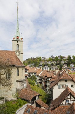 Şehir çatılar ve Bern kilise çan kulesi
