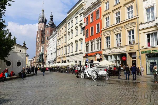 Vida urbana en la plaza principal del casco antiguo de Cracovia —  Fotos de Stock