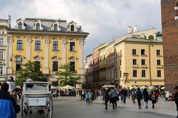 Cityscape e vida da cidade na praça principal do mercado — Fotografia de Stock