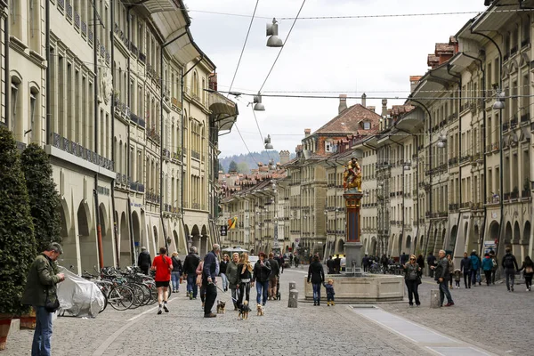 Crowded street in the old town of Bern — Stock Photo, Image