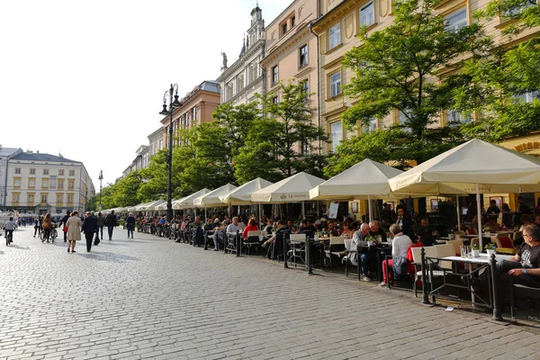 Açık havada Restoran Krakow ana Pazar Meydanı'ndaki — Stok fotoğraf